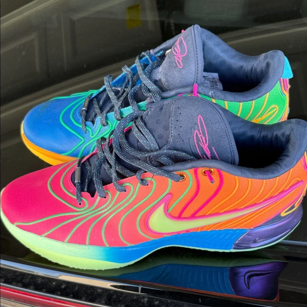 LeBron Basketball Shoes - Picture 1 of 3